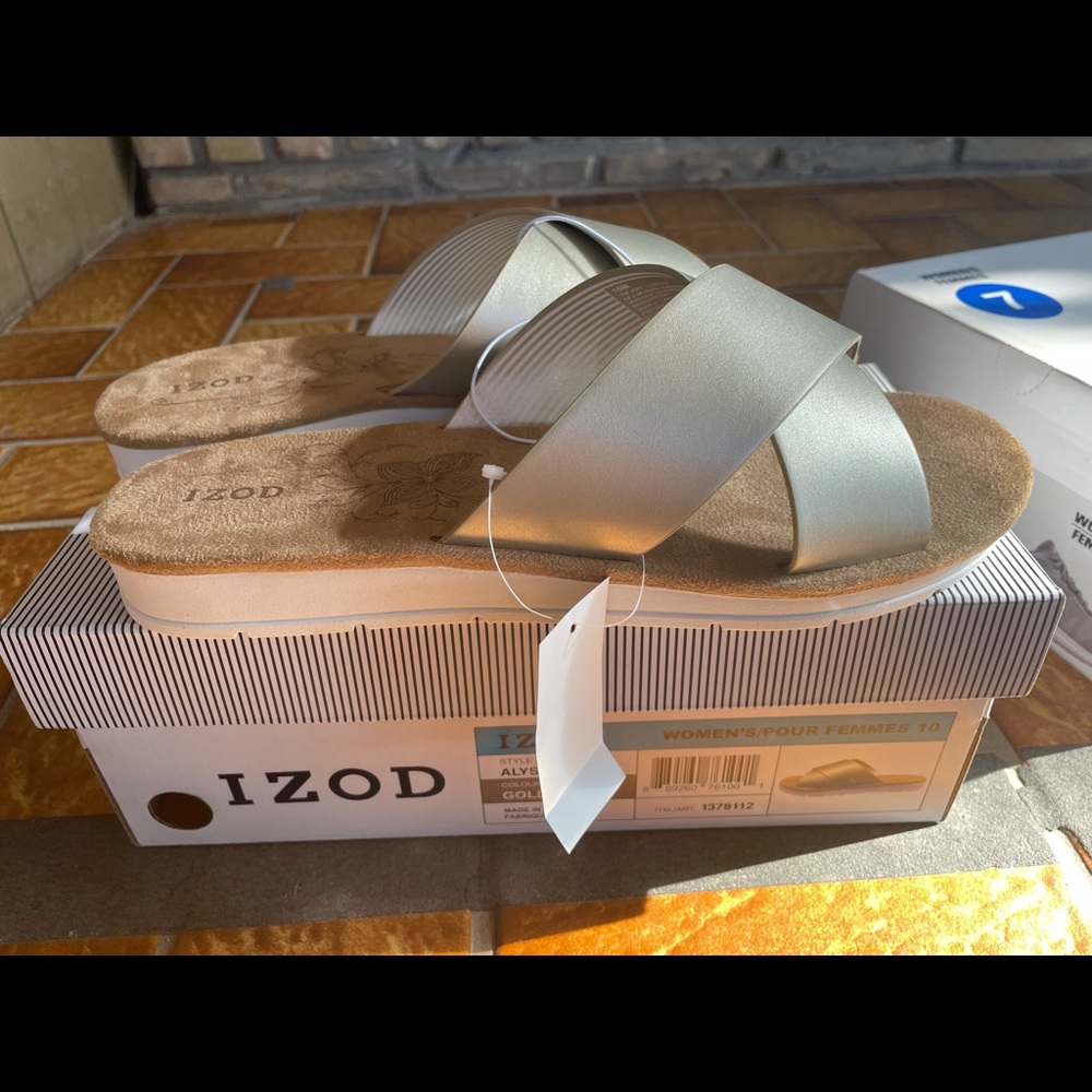 New in box izod sandals